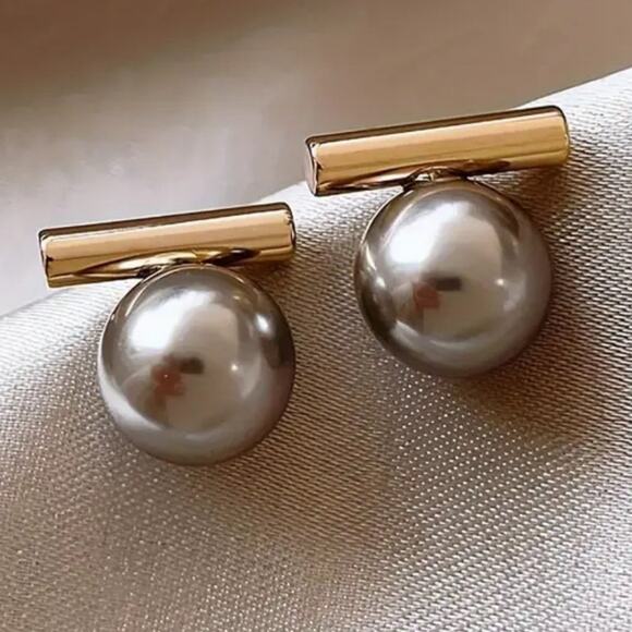 Gray Pearl Gold Bar Stud earrings - Picture 1 of 2